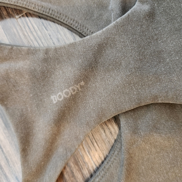 LAST CHANCE Boody Motivate Longline Sports Bra - Olive Green - Size M - Picture 3 of 5